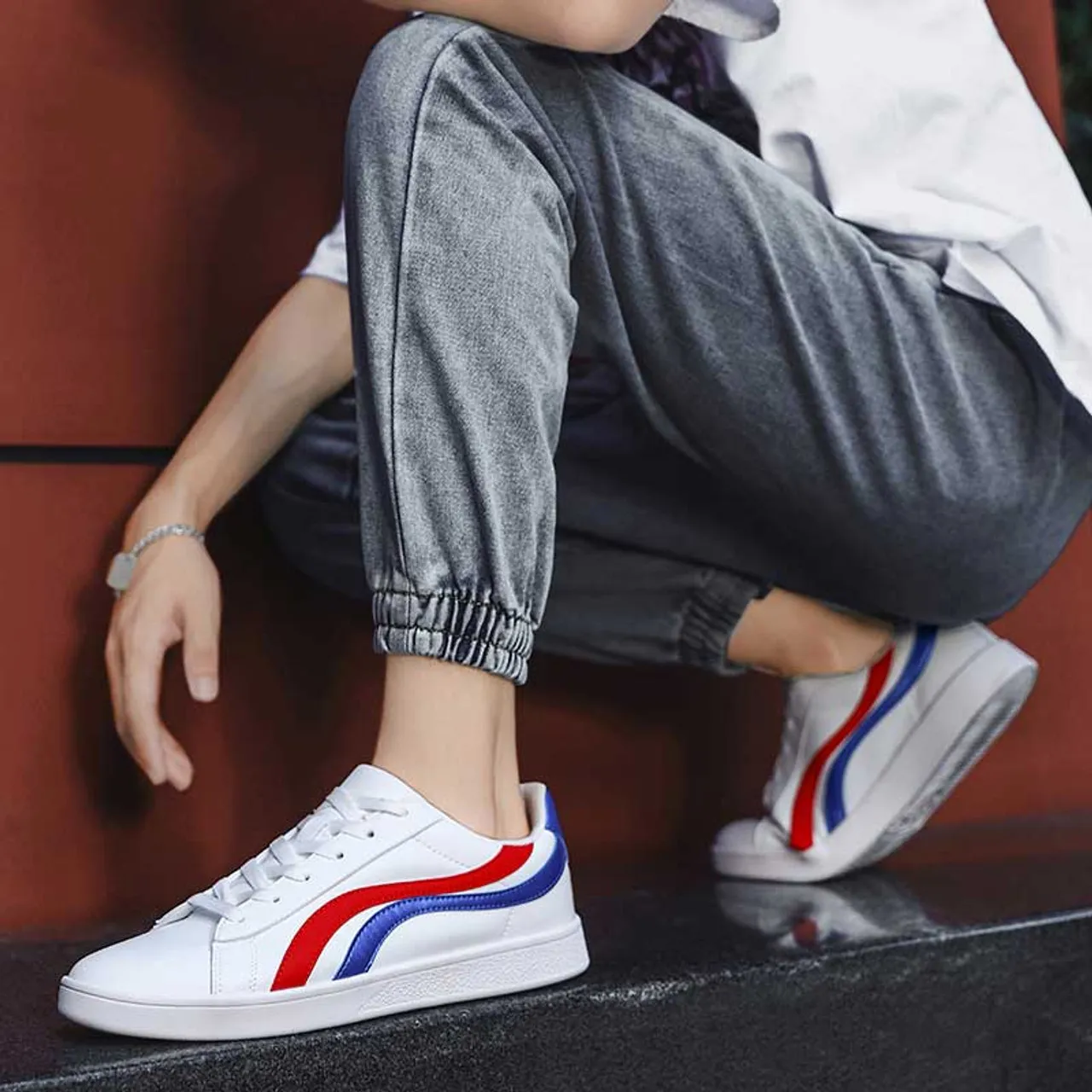 White blue curved stripe casual shoe sneaker