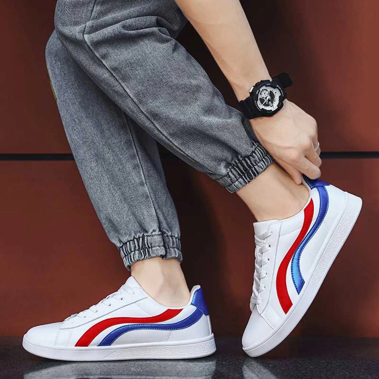 White blue curved stripe casual shoe sneaker